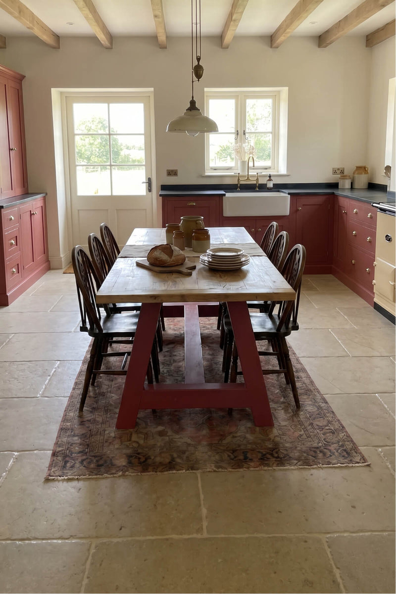A table arrives in the Cotswolds